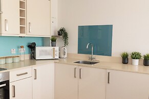 Stylish 2BR Apartment, Town Centre, Free Parking