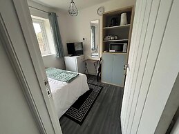 Private Room - Ensuite Bathroom - Free Parking