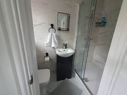 Private Room - Ensuite Bathroom - Free Parking