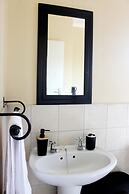 Cozy 3 Bed Duplex ,sleeps 6 With Double Bathroom