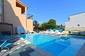 Stylish Family Retreat With Shared Pool