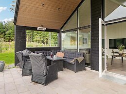 5 Star Holiday Home in Dronningmolle