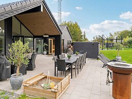 5 Star Holiday Home in Dronningmolle