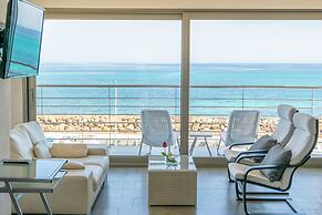 Seaside Elegance With Pool