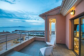 Seaside Elegance With Pool