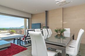 Seaside Elegance With Pool