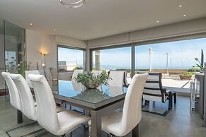Seaside Elegance With Pool