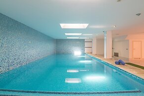 Seaside Elegance With Pool