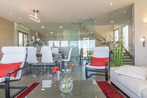 Seaside Elegance With Pool