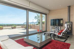 Seaside Elegance With Pool