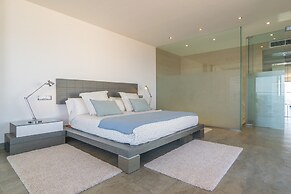 Seaside Elegance With Pool