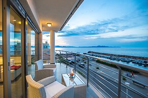 Seaside Elegance With Pool