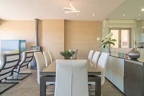 Seaside Elegance With Pool