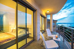 Seaside Elegance With Pool
