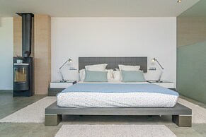 Seaside Elegance With Pool