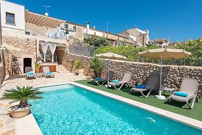 Villa in Buger With Pool & Mountain Views