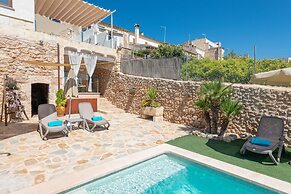 Villa in Buger With Pool & Mountain Views