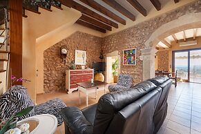 Villa in Buger With Pool & Mountain Views