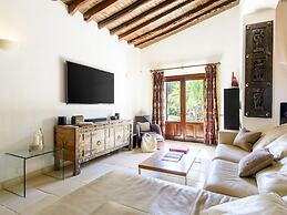 Traditional Villa With Garden