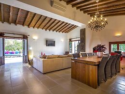 Traditional Villa With Garden