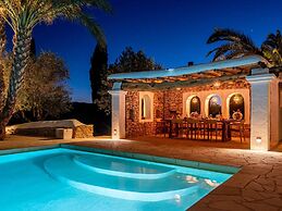 Traditional Villa With Garden