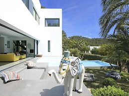 Holiday Home With Manicured Gardens