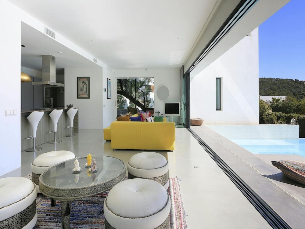 Holiday Home With Manicured Gardens