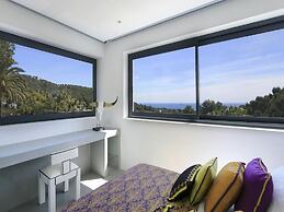 Holiday Home With Manicured Gardens