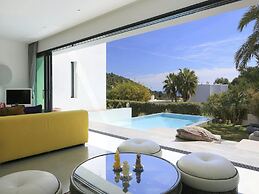Holiday Home With Manicured Gardens