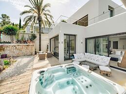 Holiday Home With Stunning Infinity Pool