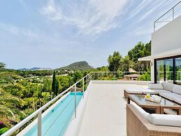Holiday Home With Stunning Infinity Pool