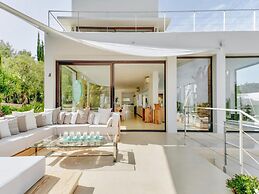 Holiday Home With Stunning Infinity Pool