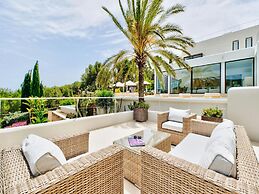 Holiday Home With Stunning Infinity Pool