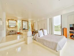 Holiday Home With Stunning Infinity Pool