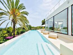 Holiday Home With Stunning Infinity Pool