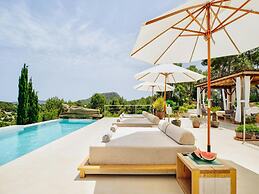 Holiday Home With Stunning Infinity Pool