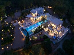 Holiday Home With Stunning Infinity Pool