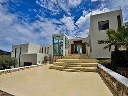 Holiday Home With Stunning Infinity Pool