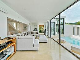 Holiday Home With Stunning Infinity Pool