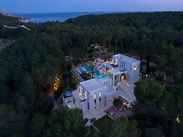 Holiday Home With Stunning Infinity Pool