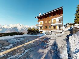 Stunning Apartment With Valley and Mountains