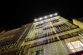 Om Palace Inn