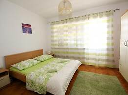 Spacious Beachfront Apartment Ciovo