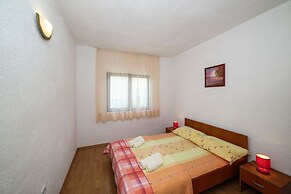Cozy Beachfront Holiday Home Slatine