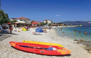 Cozy Beachfront Holiday Home Slatine