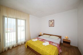 Cozy Beachfront Holiday Home Slatine