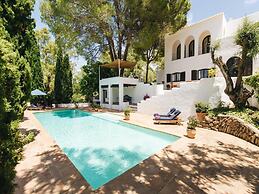 Country-view Villa With Pool