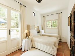 Country-view Villa With Pool
