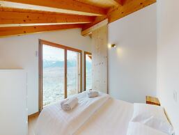Cozy Chalet Amidst Valley With Balcony