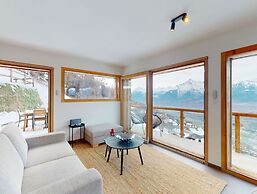 Cozy Chalet Amidst Valley With Balcony